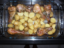 Coxa de frango assada com batatas