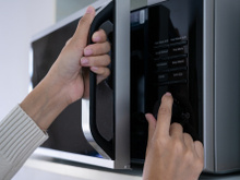 Truques de micro-ondas: fritar bacon e outros 9 usos do eletrodoméstico