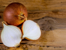 Aprenda truque para cortar cebola como um chef usando a tampa de um pote de conserva