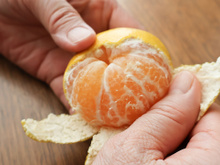 Descasquei tangerina errado a vida inteira, queria que alguém tivesse me falado antes que é esse é o jeito mais fácil