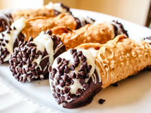 Leite condensado, creme de leite, chocolate branco, gotas de chocolate e massa de pastel: qual a chance de alguém não gostar desse cannoli caseiro? É a sobremesa oficial aos sábados aqui em casa!