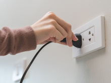 O erro mais comum com tomadas que aumenta o risco de incêndio e quase todo mundo comete em casa