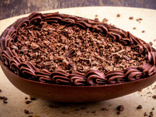 Ovo de Páscoa Matilda com camadas de bolo de chocolate e recheio cremoso