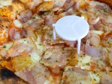 Você sabe para que serve aquele pequeno suporte de plástico dentro da caixa de pizza?