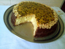 Bolo recheado de maracujá com cobertura de chocolate