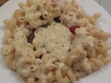 Macarrão com molho de queijo ouda na panela de pressão elétrica