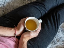 Ouro líquido: o chá poderoso que acelera o metabolismo e desincha a barriga naturalmente enquanto você dorme