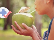 É por isso que você deve beber água de coco no verão: descubra os benefícios e a melhor opção para incluir na rotina
