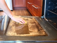 Esqueça a gordura queimada no forno: o método de limpeza com vinagre recomendado por especialistas