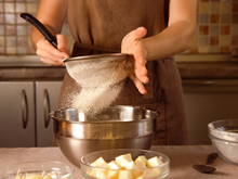 Peneirar a farinha realmente funciona? Desvendamos o truque e te contamos a verdade!