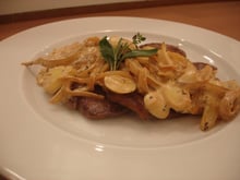Bife acebolado com molho à França