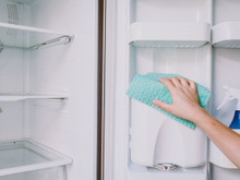 Como desinfetar a geladeira com 3 receitas caseiras