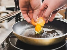 O truque da vovó para fritar ovo ou bife sem espirrar uma gota de óleo no fogão
