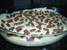 Mousse fácil de maracujá com biscoitos e chocolate