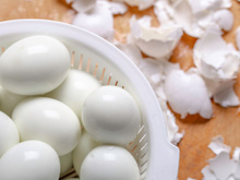 Esse truque faz a casca sair sozinha do ovo e funciona até em ovos muito frescos facilmente