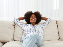 O que significa gosta de ficar em casa e não ver ninguém: a explicação da psicologia para quem curte uma solidão