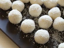 Docinho de coco proteico com iogurte: uma receita fácil, sem usar fogo e com poucos ingredientes