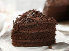 Bolo de chocolate fofinho com cobertura de brigadeiro