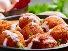 Nem batata frita, nem purê de batata: agora só faço esse bolinho indiano frito de batata cozida com molho cremoso, perfumado e nutritivo