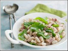 Salada de feijão branco, atum, rúcula e coentro