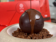 Esfera de chocolate recheada com mousse e cocada cremosa