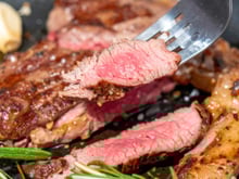 Por que a carne fica dura quando frita na frigideira: os erros que quase todo mundo comete