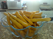 Salgadinho assado de cebolinha e queijo