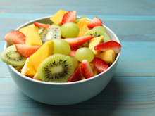 Não deixe que suas saladas de frutas pareçam sem graça. Com apenas um ingrediente extra, elas ficarão mais frescas e saborosas