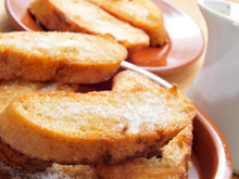 Rabanada com calda de laranja