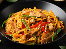 Chow mein macarrão chinês frito com frango fácil de fazer em 30 minutos