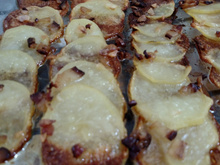 Batatas assadas com bacon e alho