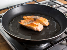 O engenhoso truque de Philippe Etchebest para que o peixe não grude na frigideira