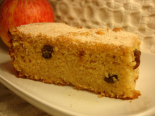 Bolo de maçã com passas e canela