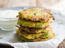 Esses bolinhos de abobrinha na frigideira são viciantes (e ficam prontos em 10 minutos)!