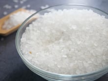 Para que serve deixar um recipiente com sal grosso nos cômodos da casa? TudoGostoso explica por que recomendam e como fazer