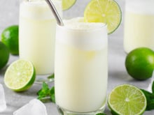 Esse é o verdadeiro truque para fazer uma limonada suíça cremosa, sem amargar e MUITO refrescante