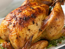 Sem óleo, sem manteiga: o frango assado precisa de apenas um líquido para que a pele fique crocante e brilhante