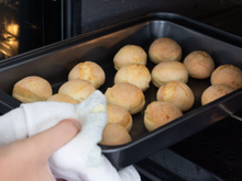 Como fazer o pão de queijo perfeito: história, truques e a receita mineira original