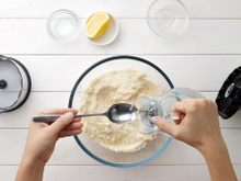 Por que colocar água quente no bolo: confira