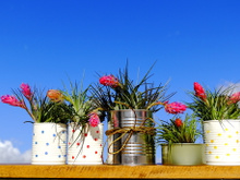 Como reutilizar latas de metal na decoração de casa