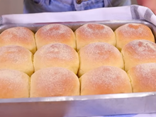 Toda semana eu faço esse pãozinho de milho para o lanche da tarde, passo manteiga assim que ele sai do forno e fica divino