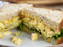 Eu estava enjoada de comer ovo, mas aprendi como fazer uma salada de ovos perfeita para comer com pão no lanche