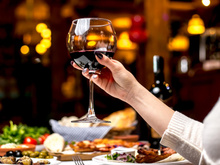 Poucas pessoas sabem, mas esse erro ao segurar a taça de vinho pode afetar o sabor da bebida