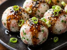 Bolinha de sushi com atum enlatado em duas versões práticas para não pedir delivery