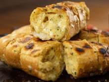 Pão de alho para churrasco com pão francês amanhecido