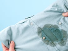 Nem vinagre, nem bicarbonato de sódio: diga adeus às manchas de gordura nas roupas com esse método eficaz e definitivo
