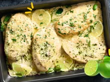 Peito de frango com limão é um jantar fácil pra comer durante a semana: cuidado pra não errar o lado da pele na assadeira