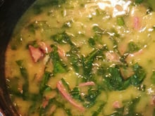 Sopa de batata baroa com carne seca e couve