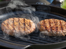 4 regras simples para fazer hambúrgueres perfeitos no sabor e na textura, segundo chef profissional