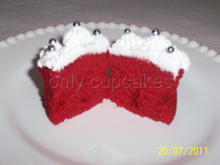 Cupcakes Red Velvet (veludo vermelho) com frutas vermelhas e chantilly